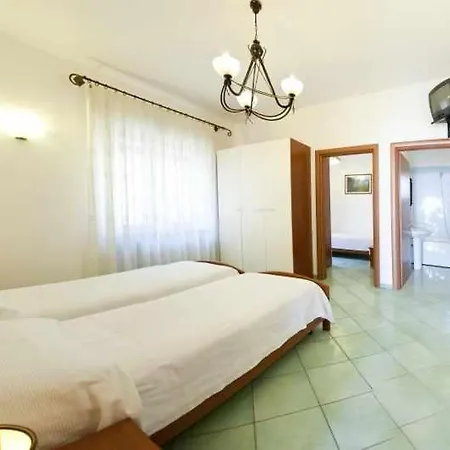 Daire Sleeps 7 Pool Air Con Wifi *