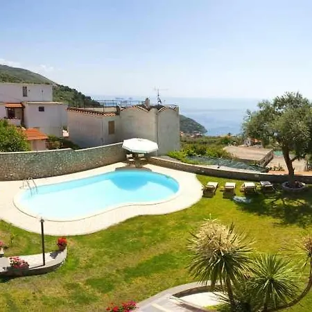 Daire Sleeps 7 Pool Air Con Wifi